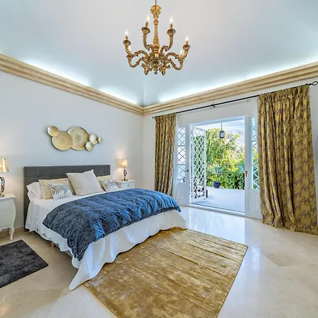 Luxury Villa *