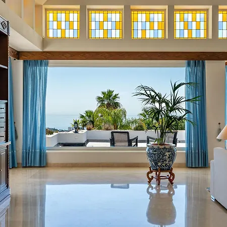 Luxury Villa *