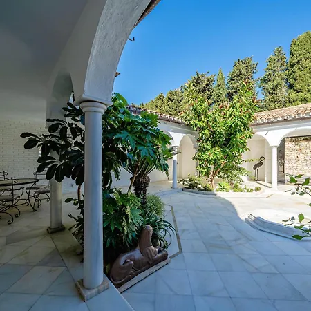 Luxury Villa *